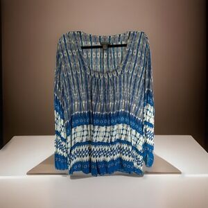 Chelsea & Theodore 2X blue boho print tunic with scoop neck and flowy fit.